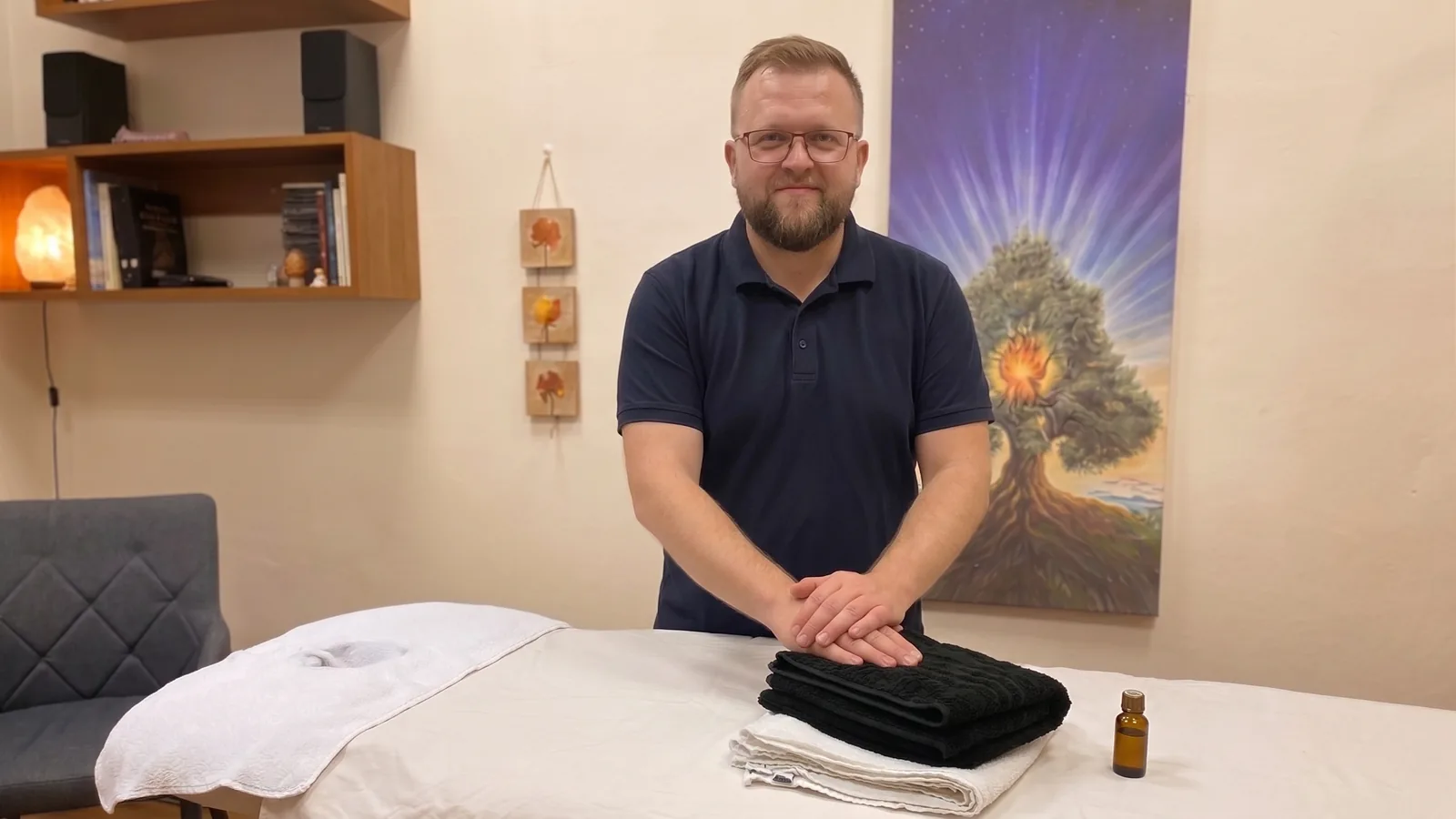 Mára Švec připravený k masáži zad u lehátka ve svém salonu na Joštově 7 v Brně