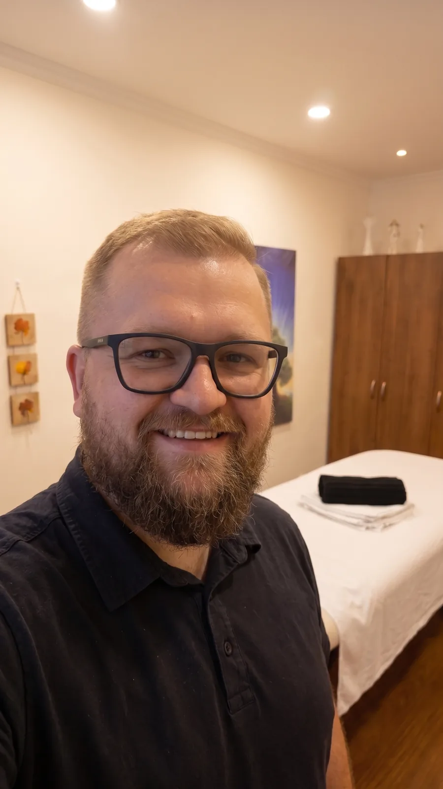 Masér Mára Švec ve svém masážním salonu na Joštově v centru Brna